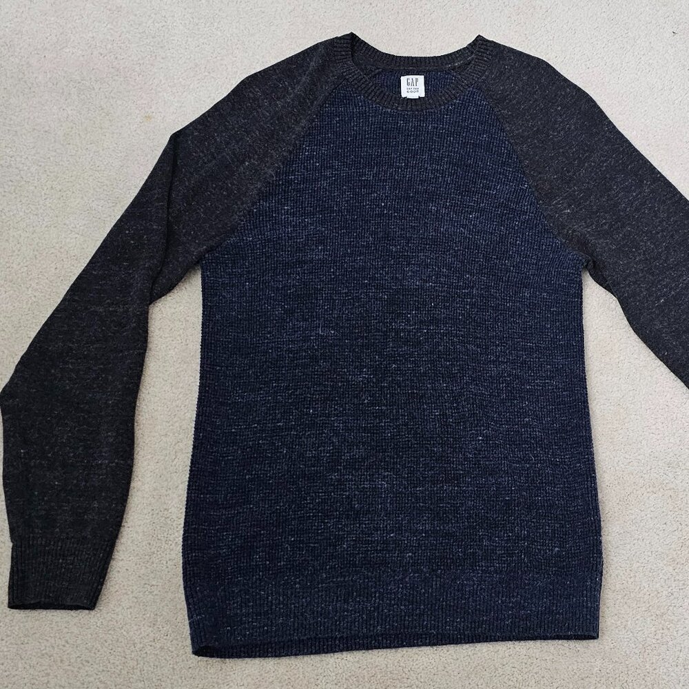 Men's Gap sweater Medium size